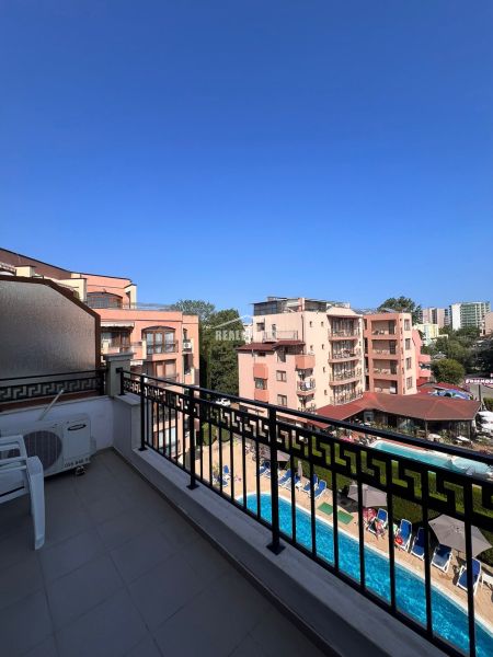 Moderná garsónka (41 m²) s výhľadom na bazén – Rezort ANTARES - Balkón Garsónky na Slnečnom pobreží s výhľadom na bazén a apartmánové domy.