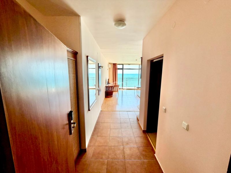 3-izbový apartmán v prvej línii pri mori s Aktom 16 - Chodba v 3-izbovom byte s výhľadom na more, dlažba na podlahe.