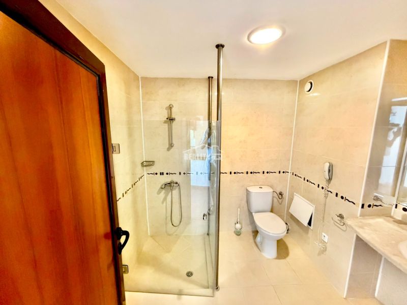 3-izbový apartmán v prvej línii pri mori s Aktom 16 - Kúpeľňa v 3-izbovom byte s toaletou a sprchovým kútom, svetlé obklady.