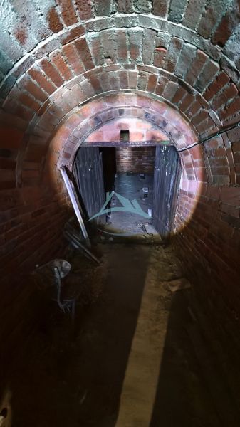 3-podlažný vínny domček s vinicou v obci Vinica, okr. V. Krtíš. - Tehlový múr a oblúkový vstup do pivnice vo Viniciach.