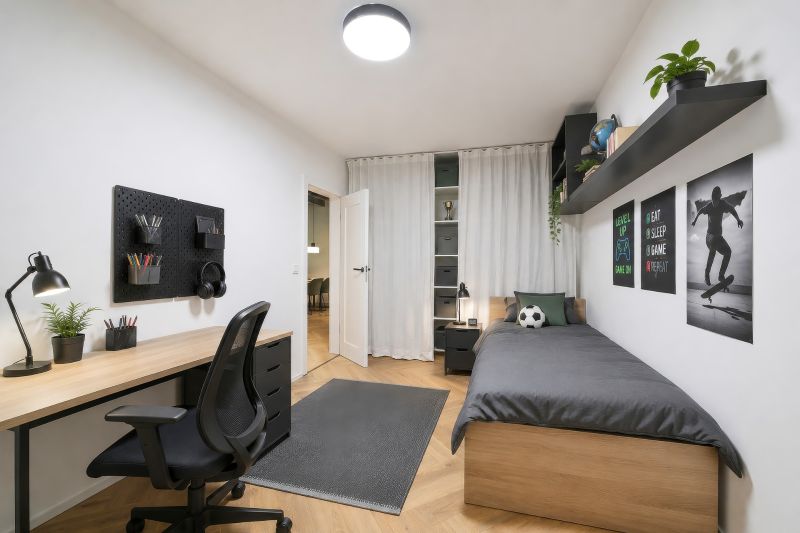 NA PRENÁJOM I 3 izbový byt v centre mesta I BRATISLAVA - Detská izba s posteľou, pracovným stolom a dekoráciami v 3-izbovom byte, s podlahou s dreveným dekorom.