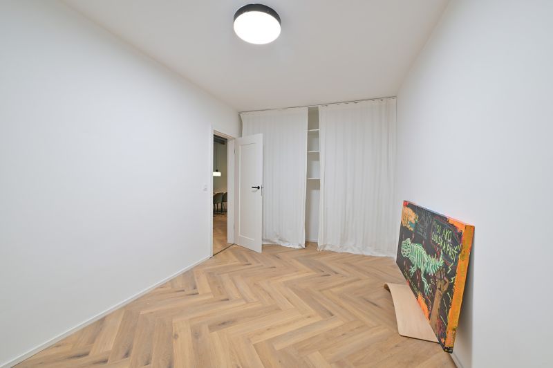 NA PRENÁJOM I 3 izbový byt v centre mesta I BRATISLAVA - Izba v 3-izbovom byte s podlahou s dreveným dekorom a svetlým interiérom.