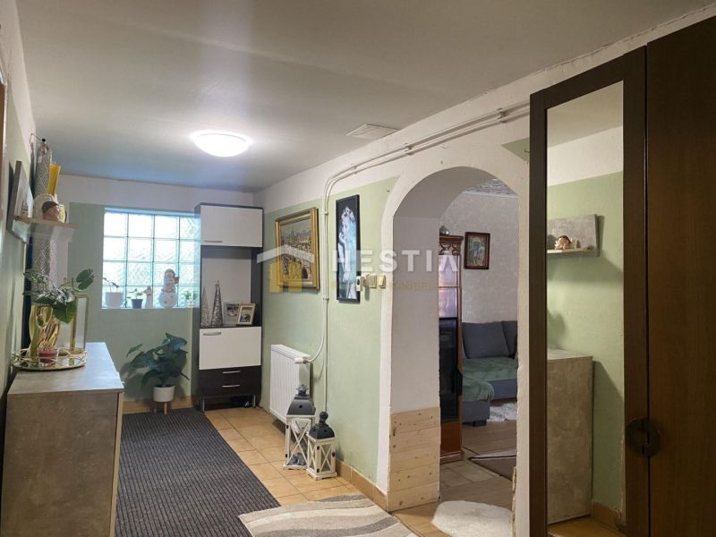 NA PREDAJ 6-IZB. RODINNÝ DOM, Senica – Čáčov - Interiér rodinného domu s oblúkovým prechodom, zelenými stenami a dekoráciami.