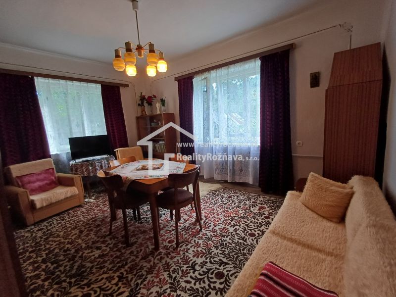 Pekný rodinný s nádherným výhladom. - Obývacia izba v rodinnom dome so starožitným nábytkom, koberec a záclony pre útulnú atmosféru.