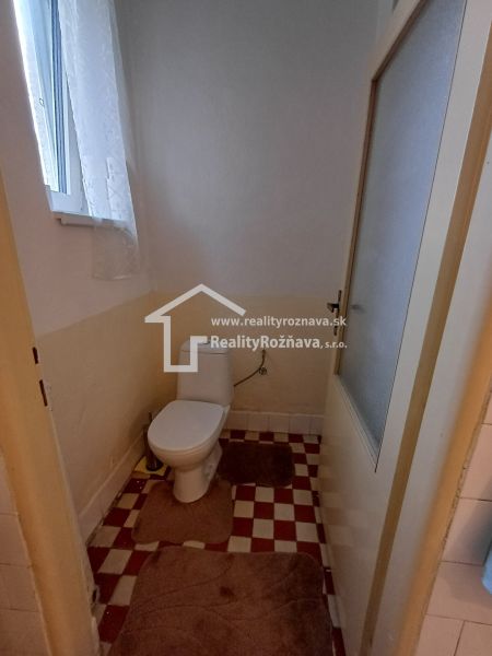 Pekný rodinný s nádherným výhladom. - Kúpeľňa v rodinnom dome s dlažbou a zariadením v neutrálnych odtieňoch.