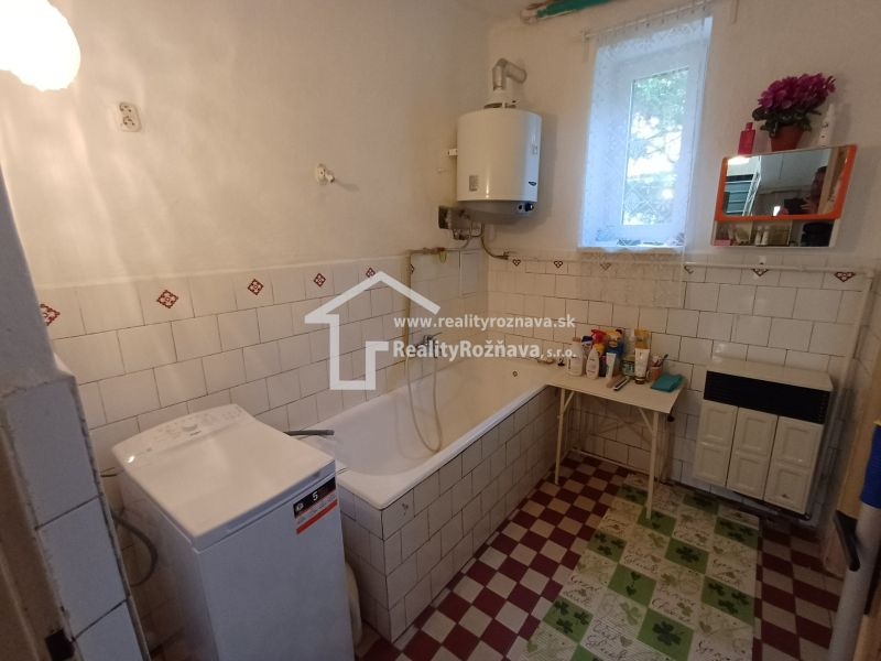 Pekný rodinný s nádherným výhladom. - Kúpeľňa v rodinnom dome s vaňou, mozaikovou podlahou a práčkou.