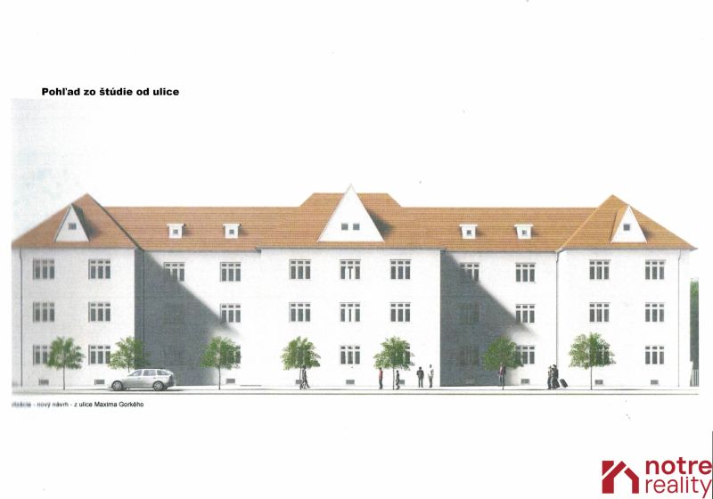 Jedinečná investičná príležitosť v Lučenci  - Budova na Ulici Maxima Gorkého v Lučenci s bielou fasádou a hnedou strechou.