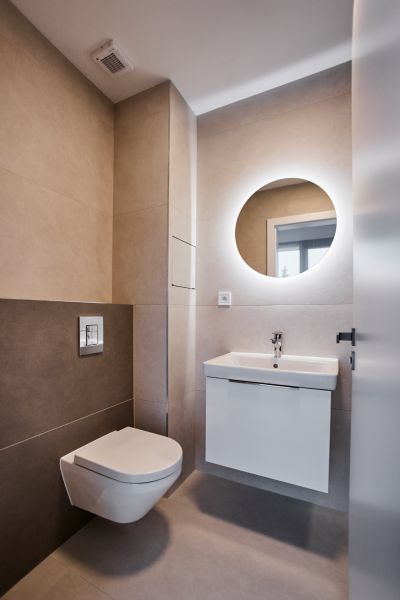 NA PRENÁJOM Luxusný 2+KK, NOVOSTAVBA, Košice- Západ - Kúpeľňa v 2-izbovom byte s okrúhlym zrkadlom a závesným WC.