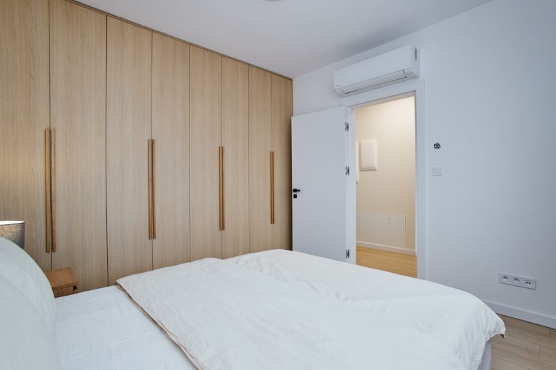 NA PRENÁJOM Luxusný 2+KK, NOVOSTAVBA, Košice- Západ - Svetlá spálňa so vstavanou skriňou a klimatizáciou v 2-izbovom byte.