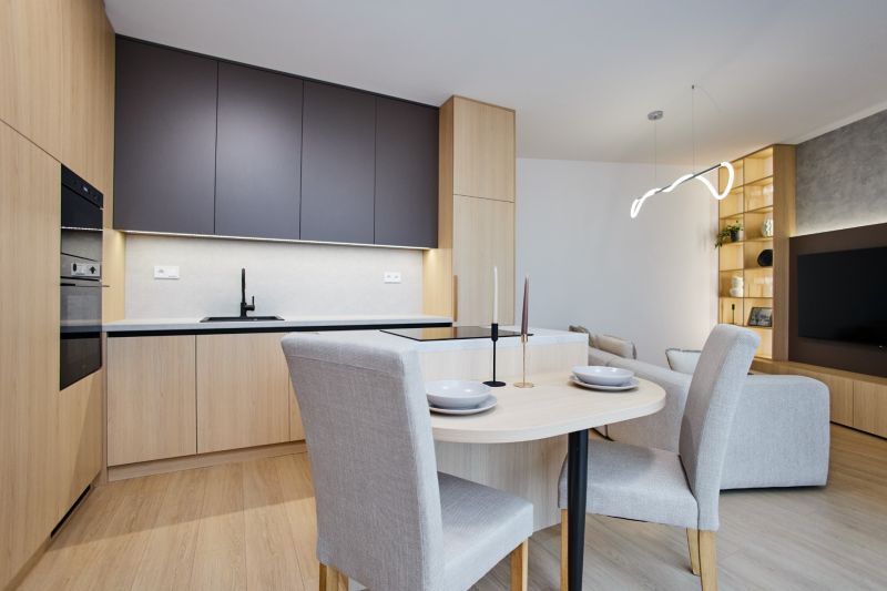 NA PRENÁJOM Luxusný 2+KK, NOVOSTAVBA, Košice- Západ - Moderná kuchyňa s jedálňou a podlahou s dreveným dekorom v 2-izbovom byte.