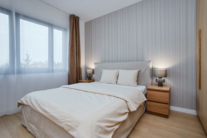 NA PRENÁJOM Luxusný 2+KK, NOVOSTAVBA, Košice- Západ - Spálne v 2-izbovom byte s veľkou posteľou, nočnými stolíkmi a lampami.