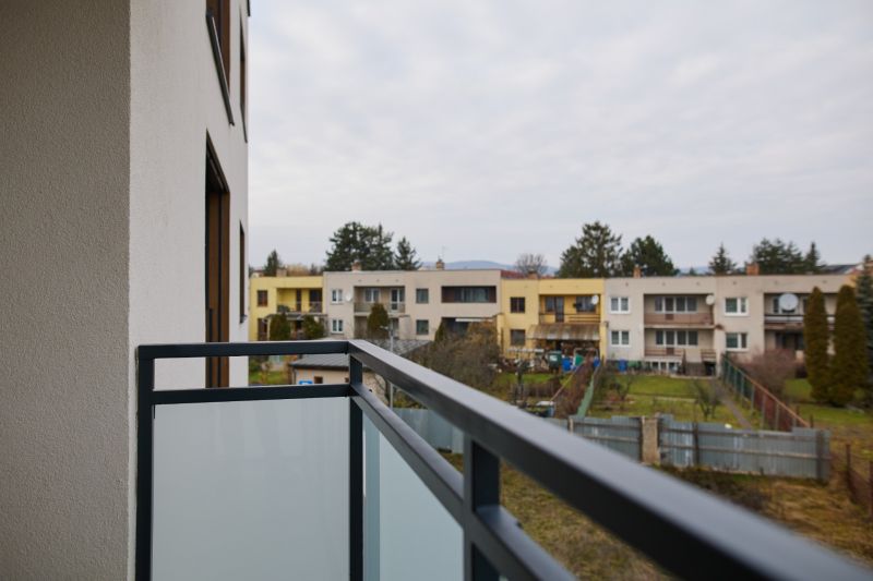 NA PRENÁJOM Luxusný 2+KK, NOVOSTAVBA, Košice- Západ - Balkón s výhľadom na obytné domy na Popradskej ulici, Košice - mestská časť Západ.