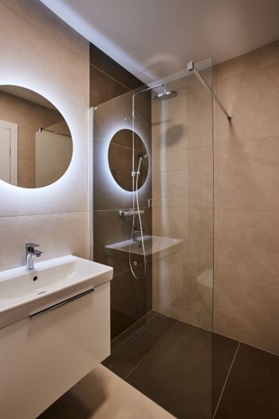 NA PRENÁJOM Luxusný 2+KK, NOVOSTAVBA, Košice- Západ - Kúpeľňa v 2-izbovom byte s pozoruhodným zrkadlom a sprchovacím kútom.