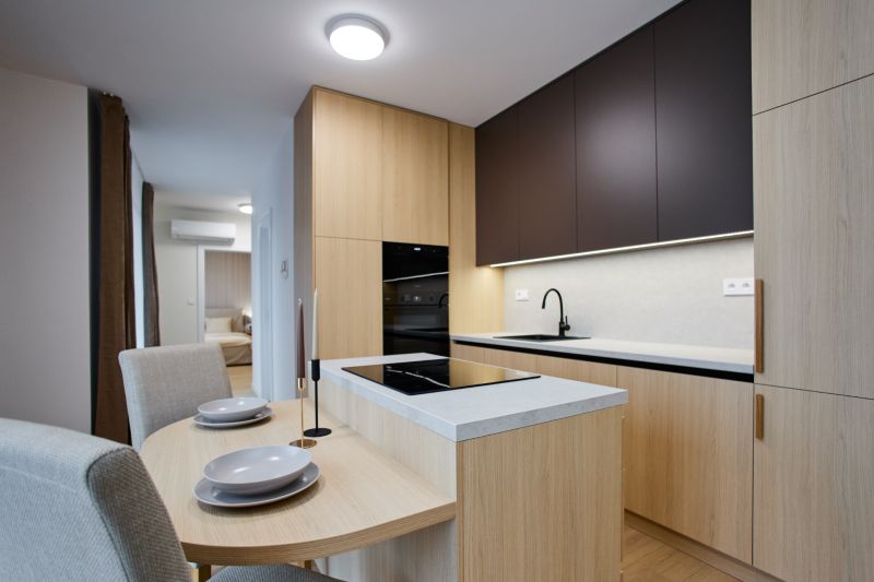 NA PRENÁJOM Luxusný 2+KK, NOVOSTAVBA, Košice- Západ - Kuchyňa v 2-izbovom byte s jedálenským sedením, podlaha s dreveným dekorom.