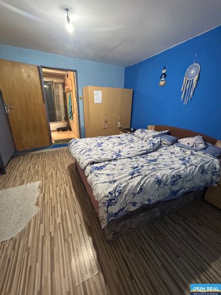 Na predaj starší rodinný dom v obci Budmerice 541m2 - Spálňa s manželskou posteľou vedľa šatníka a kúpeľne v rodinnom dome.