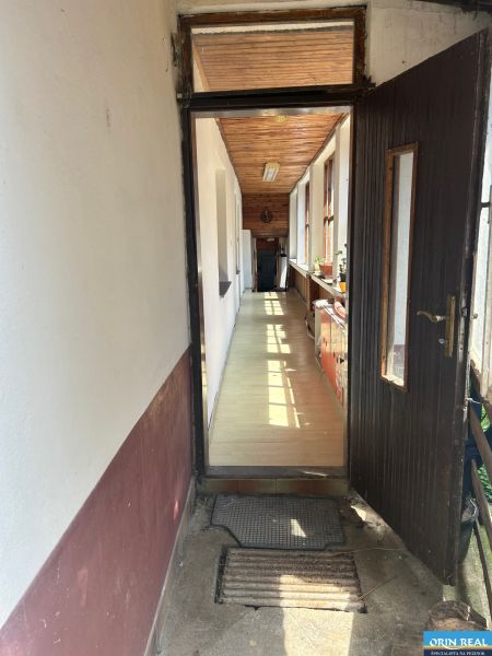 Na predaj starší rodinný dom v obci Budmerice 541m2 - Chodba s dreveným stropom vedie k presvetlenej miestnosti v rodinnom dome.