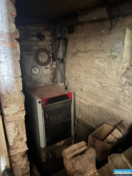 Na predaj starší rodinný dom v obci Budmerice 541m2 - Pivnica rodinného domu s kotlom a krabicou na murovanom podklade.
