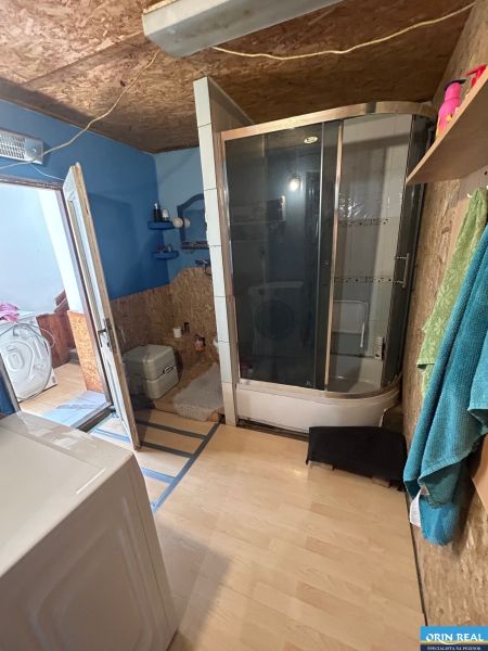 Na predaj starší rodinný dom v obci Budmerice 541m2 - Kúpeľňa s vaňou, umývadlom a práčkou v rodinnom dome.