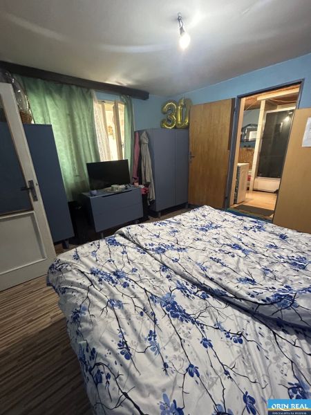 Na predaj starší rodinný dom v obci Budmerice 541m2 - Spálňa v rodinnom dome s posteľou, skriňou, oknom a dekoráciou čísla tridsať.
