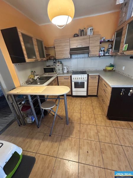 Na predaj starší rodinný dom v obci Budmerice 541m2 - Kuchyňa s drevenou kuchynskou linkou a plynovou rúrou v rodinnom dome.