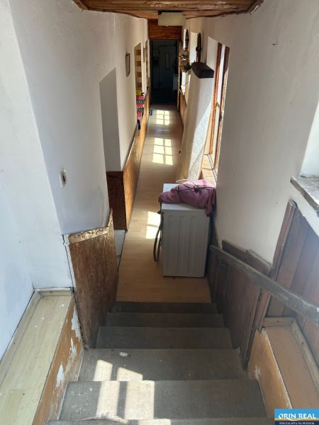 Na predaj starší rodinný dom v obci Budmerice 541m2 - Interiér rodinného domu s úzkou chodbou, schodiskom a práčkou.
