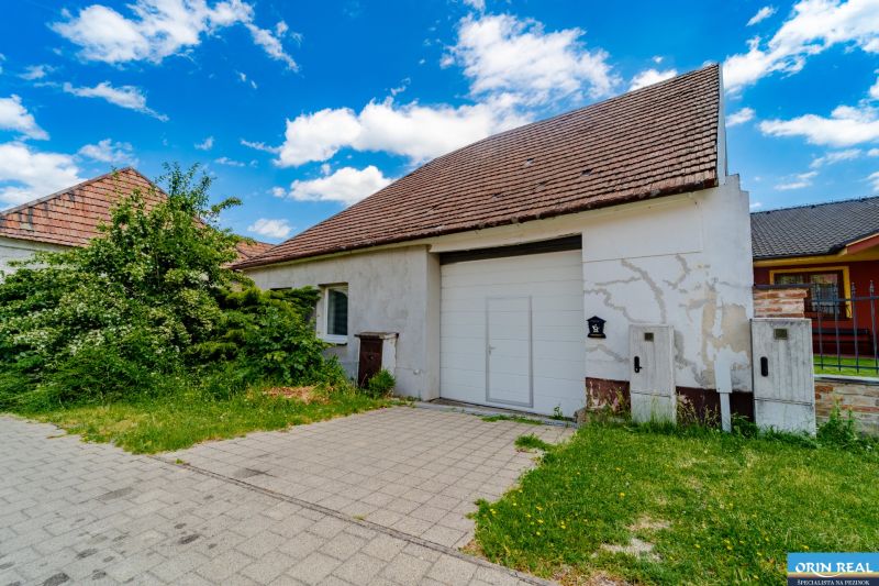 Častá RD s čiastočnou rekonštrukciou a veľkým pozemkom 2934m2 - Rodinný dom na Hlavnej ulici v Častej s garážou a záhradou.