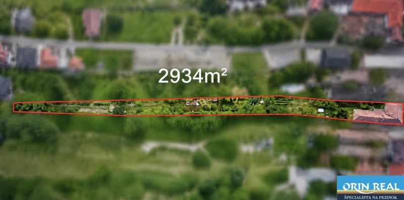 Častá RD s čiastočnou rekonštrukciou a veľkým pozemkom 2934m2 - V Častej na Hlavnej ulici je pozemok o rozlohe 2934 m² na predaj.
