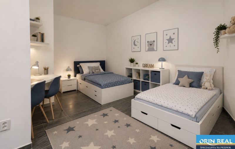 Častá RD s čiastočnou rekonštrukciou a veľkým pozemkom 2934m2 - Detská izba s modrými dekoráciami, posteľami a písacím stolom v rodinnom dome.