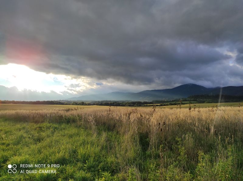 HORNÁ ŠTUBŇA - rekreačný pozemok /1003 m2/ - Trávnaté pozemky, ideálne na bývanie s výhľadom na kopce a dramatickú oblohu.