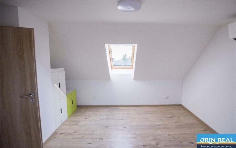 Na Prenájom krásny klimatizovaný mezonet v Pezinku 1.100,- Eur - Izba na ulici Trnavská s drevenou podlahou, strešným oknom a jednoduchým zariadením 4-izbového bytu.