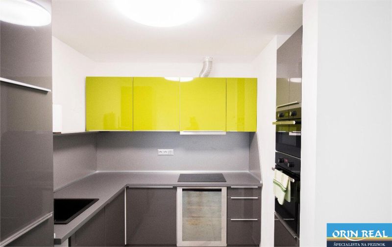 Na Prenájom krásny klimatizovaný mezonet v Pezinku 1.100,- Eur - Kuchyňa na Trnavskej v 4-izbovom byte s farebnými hornými skrinkami.
