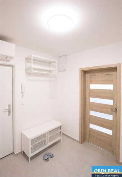 Na Prenájom krásny klimatizovaný mezonet v Pezinku 1.100,- Eur - Vstupná chodba s bielym nábytkom, drevenými dverami a svetlou podlahou, Trnavská 4-izbový byt.