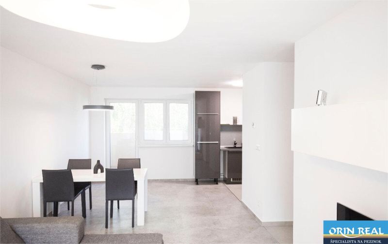 Na Prenájom krásny klimatizovaný mezonet v Pezinku 1.100,- Eur - Jedáleň a kuchynský kút so sivými stoličkami, na ulici Trnavská, v 4-izbovom byte.
