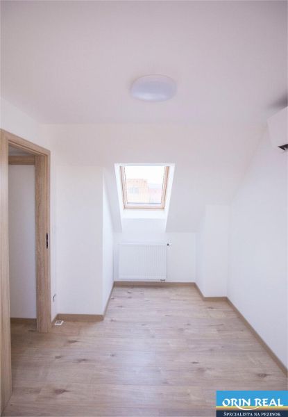 Na Prenájom krásny klimatizovaný mezonet v Pezinku 1.100,- Eur - Podkrovná miestnosť, svetlá, drevená podlaha, strešné okno, na ulici Trnavská, 4-izbový byt.