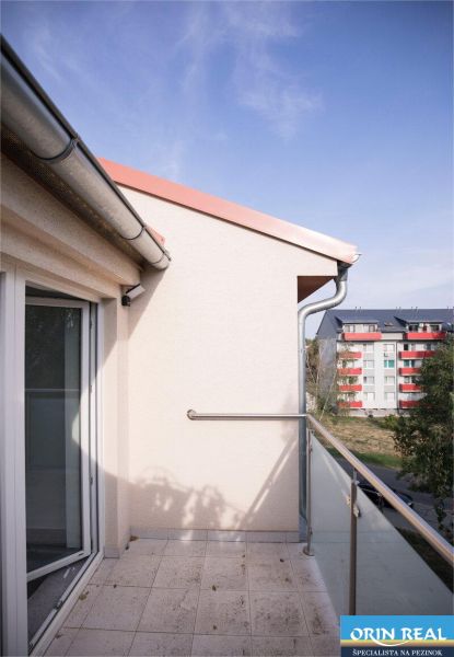 Na Prenájom krásny klimatizovaný mezonet v Pezinku 1.100,- Eur - Balkón pri 4-izbovom byte na ulici Trnavská, výhľad na obytnú zónu a zeleň.