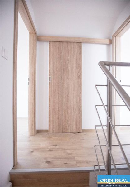 Na Prenájom krásny klimatizovaný mezonet v Pezinku 1.100,- Eur - Svetlý interiér s drevenými posuvnými dverami. Schodisko vedie k útulnému 4-izbovému bytu.