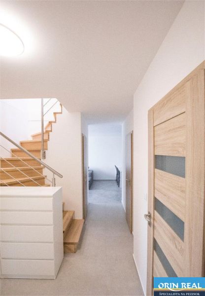 Na Prenájom krásny klimatizovaný mezonet v Pezinku 1.100,- Eur - Chodba s drevenými schodmi, drevenými dverami, vedie do svetlého 4-izbového bytu na ulici Trnavská.