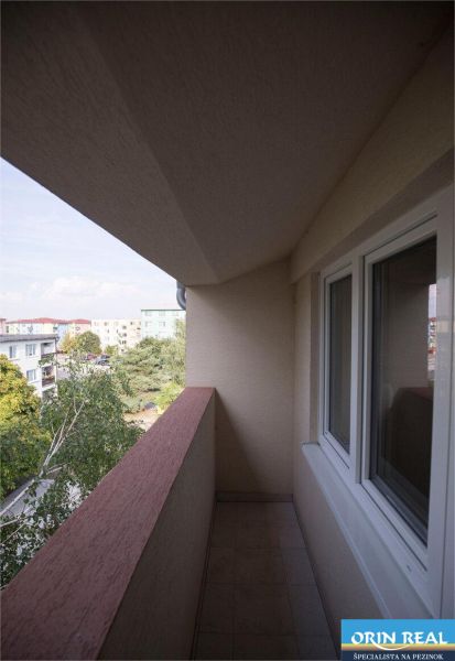 Na Prenájom krásny klimatizovaný mezonet v Pezinku 1.100,- Eur - Balkón s výhľadom na ulici Trnavská, k 4-izbovému bytu. Zeleň a okolie bytoviek.