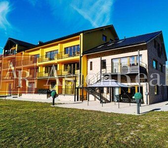 Predaj! Rekreačný apartmán pod Tatrami – Dovalovo - 1-izbový byt na ulici Dovalovo v meste Liptovský Hrádok s vonkajším výhľadom.