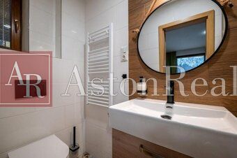 Predaj! Rekreačný apartmán pod Tatrami – Dovalovo - Kúpeľňa v 1-izbovom byte s umývadlom, zrkadlom a radiátorom.