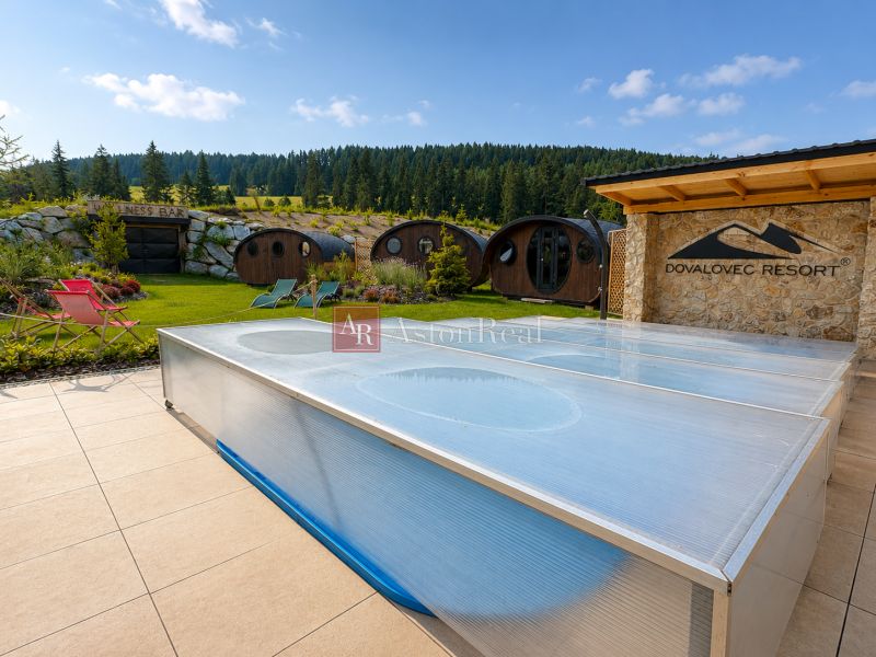 Predaj! Rekreačný apartmán pod Tatrami – Dovalovo - Exteriér Dovalovo Resort v Liptovskom Hrádku s bazénom a horskou krajinou.