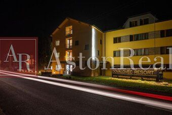 Predaj! Rekreačný apartmán pod Tatrami – Dovalovo - Nočný pohľad na budovu v Dovalove, Liptovský Hrádok, vhodnú pre 1-izbový byt.