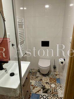 Predaj! Rekreačný apartmán pod Tatrami – Dovalovo - Kúpeľňa s mozaikovou dlažbou v 1-izbovom byte.
