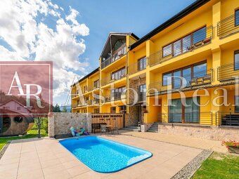 Predaj! Rekreačný apartmán pod Tatrami – Dovalovo - Exteriér v Liptovskom Hrádku na Dovalove s bazénom a bytovým domom.
