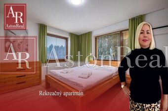 Predaj! Rekreačný apartmán pod Tatrami – Dovalovo - Spálňa v 1-izbovom byte s dvomi posteľami a podlahou s dreveným dekorom.