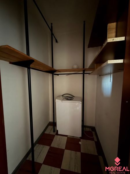 2 izbový byt s 2 balkónmi Topoľčany / VYPLATENA ZALOHA - Úložný priestor v 2-izbovom byte s policami a práčkou.