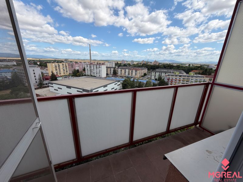 2 izbový byt s 2 balkónmi Topoľčany / VYPLATENA ZALOHA - Balkón s výhľadom na Bernolákovu ulicu v Topoľčanoch z 2-izbového bytu.