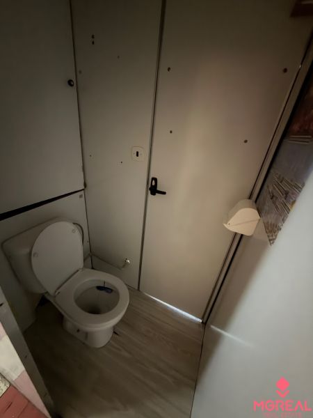 2 izbový byt s 2 balkónmi Topoľčany / VYPLATENA ZALOHA - Toaleta v 2-izbovom byte s podlahou s dreveným dekorom.