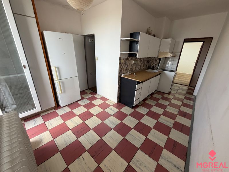 2 izbový byt s 2 balkónmi Topoľčany / VYPLATENA ZALOHA - Kuchyňa v 2-izbovom byte s kockovanou dlažbou a bielymi skrinkami.