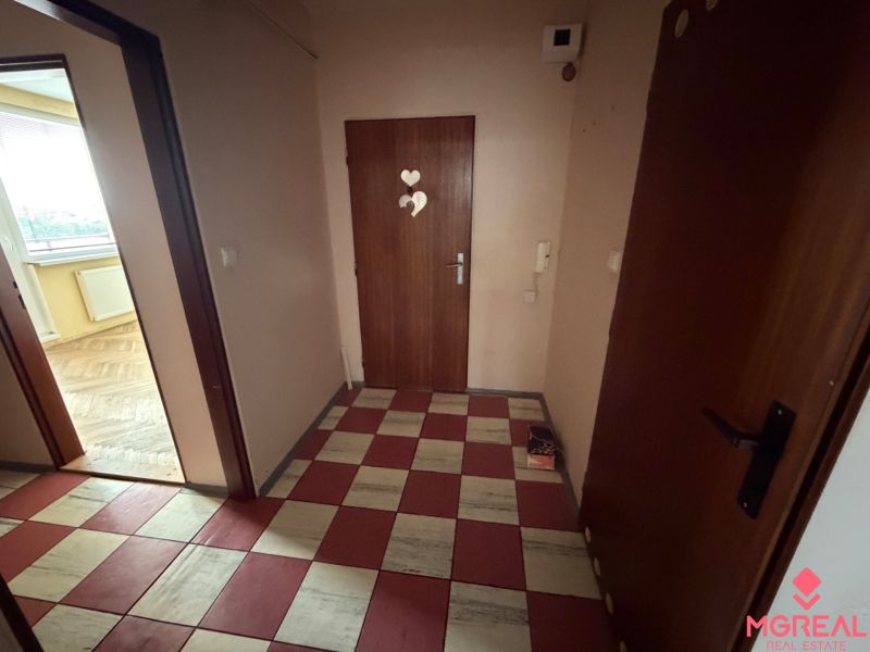 2 izbový byt s 2 balkónmi Topoľčany / VYPLATENA ZALOHA - Vstupná chodba s dlaždicovou podlahou v 2-izbovom byte, dvere napravo, svetlo z okna.